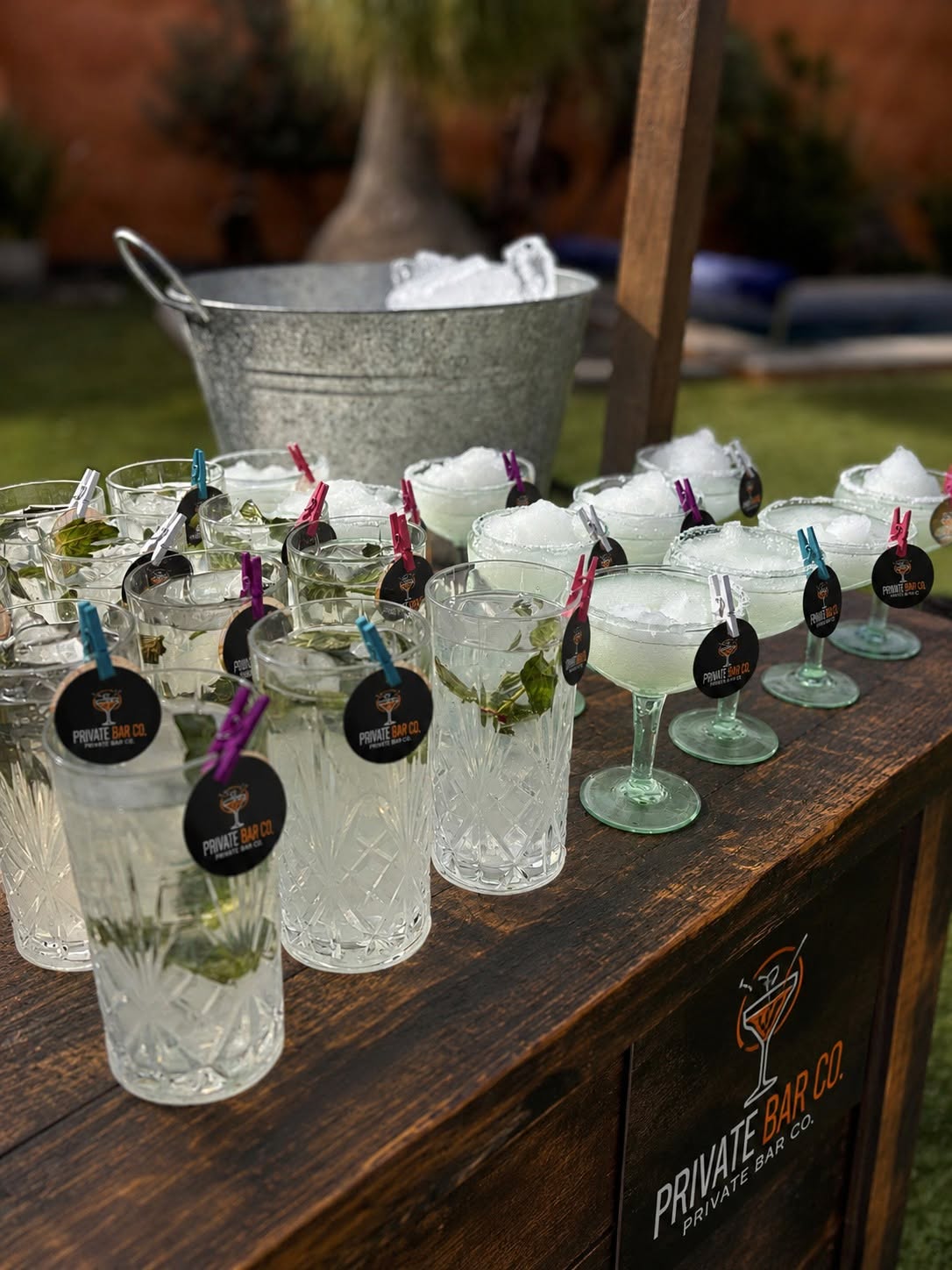 Barra Clásica Private Bar Co. con coctelería sobre madera y luces cálidas