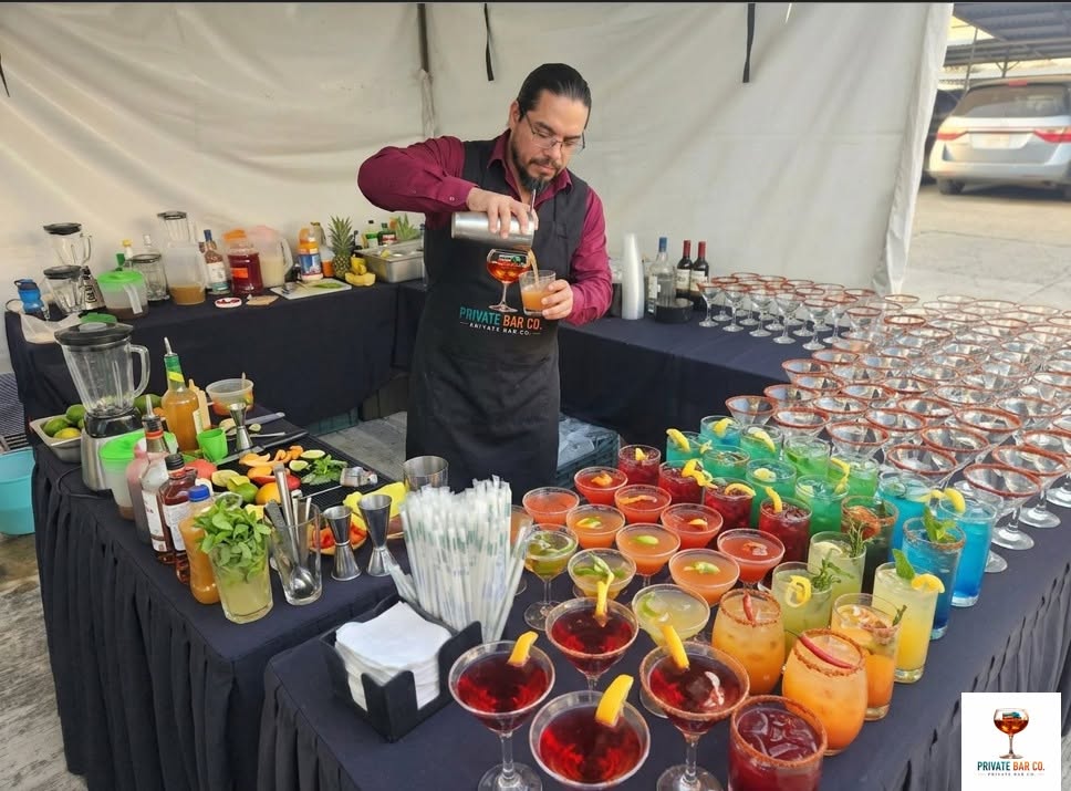 Barra móvil Private Bar Co. sirviendo un evento para más de 100 invitados