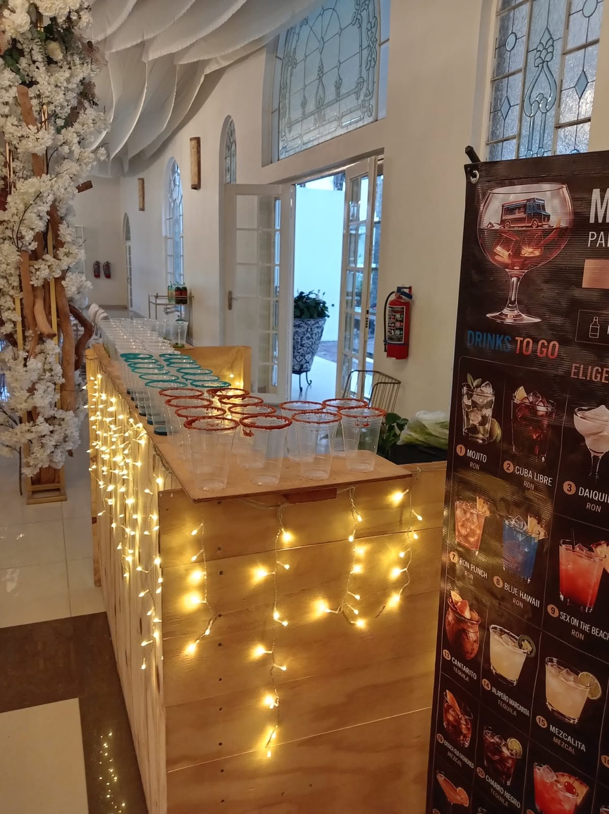 Barra de madera con luces cálidas para boda en Guadalajara